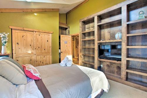 Luxe Black Hawk Retreat With Private Hot Tub!