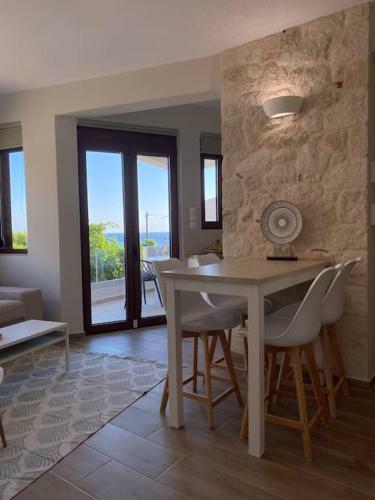 Makry-gialos Luxury Seaview Apartment