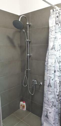 Hostal Avr Airport Deluxe Suites 6