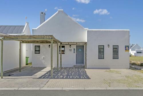 Cheerful Cottage On Britannia Beach, West Coast
