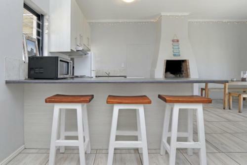 Cheerful Cottage On Britannia Beach, West Coast