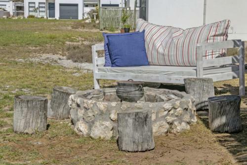 Cheerful Cottage On Britannia Beach, West Coast