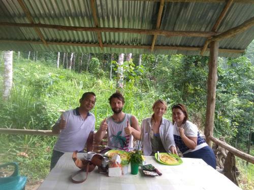 Hostal Bukit Lawang Landak River Guest House