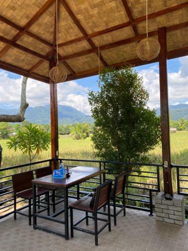 Hotel Gino's Place - Bungalows And Restaurant