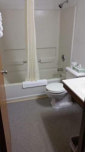 Hotel Super 8 By Wyndham Queensbury Glens Falls