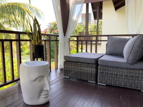 Stylish 1-bedroom Apartments, With Lake View
