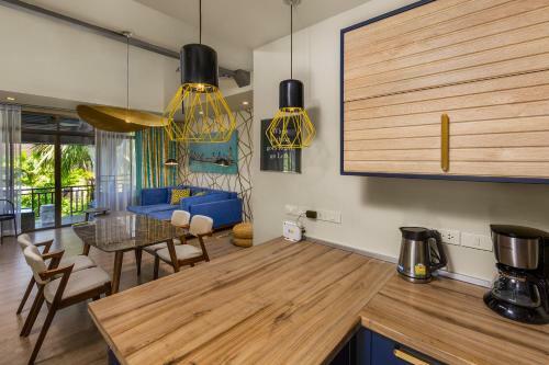 Stylish 1-bedroom Apartments, With Lake View