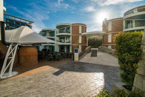 Twin Sands Apartments By Lofty