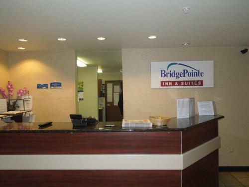 Hotel Bridgepointe Inn & Suites Toledo-perrysburg