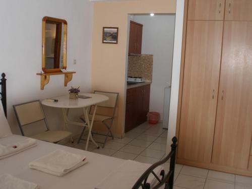 Hostal Efi Apartments (???)