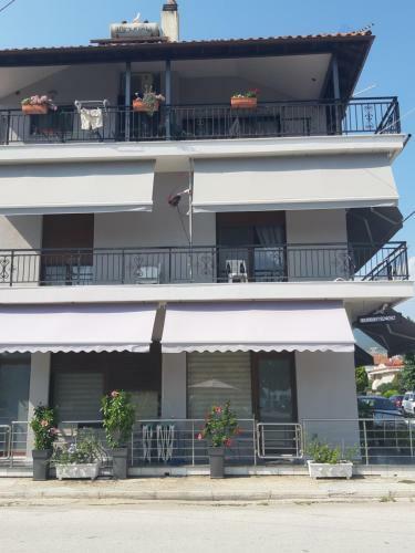 Soula's Sunshine Green Apartment