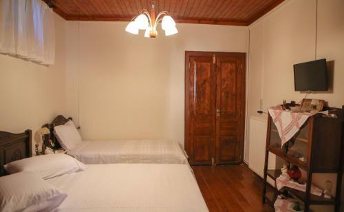 Under The Clock Tower (greek Traditional 125m2 Home)