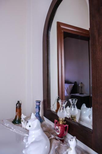 Under The Clock Tower (greek Traditional 125m2 Home)