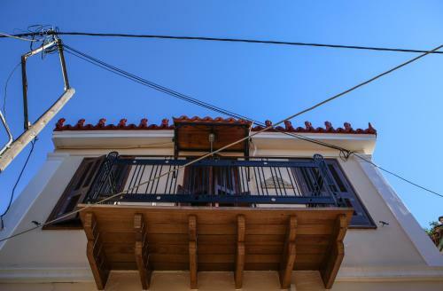 Under The Clock Tower (greek Traditional 125m2 Home)