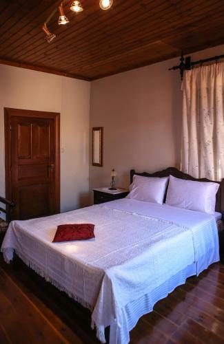 Under The Clock Tower (greek Traditional 125m2 Home)