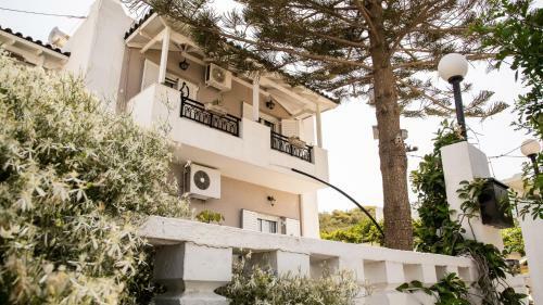 Vera's Sunny Apartment - 2bd - Steps To Beach - Kitchen - Free Parking