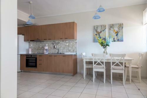 Villa Kristin 2 - Great Location, Sea Views, Bbq