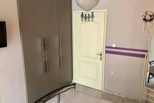 Elina's Spacious Apartment In Patras