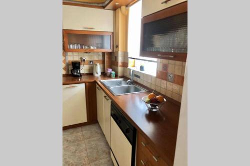 Elina's Spacious Apartment In Patras