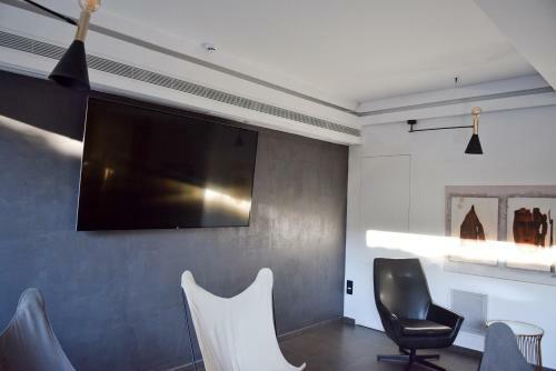 Adonis City Hotel