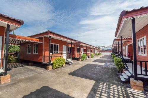 Hotel Vaccinated Staff - Oyo 1166 Train Way Resort