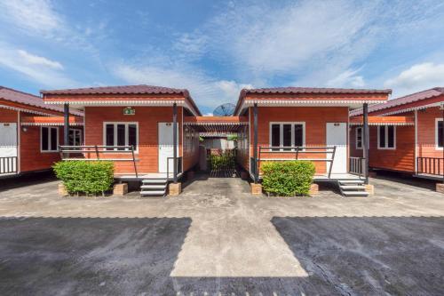 Hotel Vaccinated Staff - Oyo 1166 Train Way Resort
