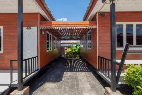 Hotel Vaccinated Staff - Oyo 1166 Train Way Resort