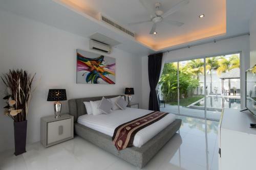 Contemporary 3 Bedrooms Stylish Pool Villa