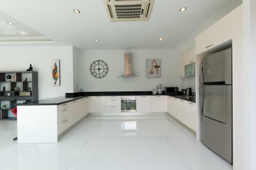 Contemporary 3 Bedrooms Stylish Pool Villa
