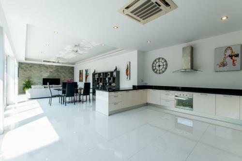 Contemporary 3 Bedrooms Stylish Pool Villa