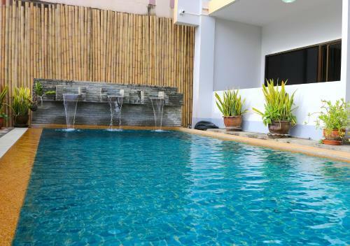 Hotel Deng's Kamala Beach Guesthouse