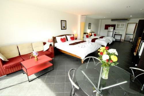 Hotel Deng's Kamala Beach Guesthouse