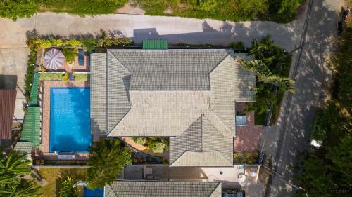 Private Poolvilla Mit Wasserfall