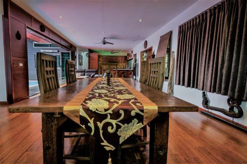 Stunning Villa With Ocean Views And Free Car