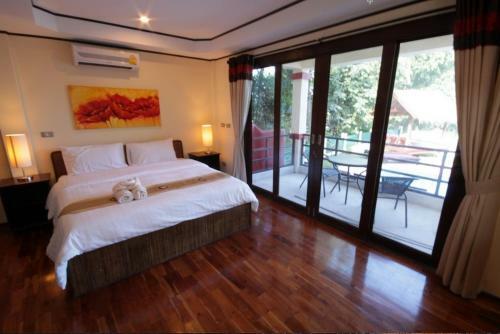 3 Bedroom Seafront Villa Island View