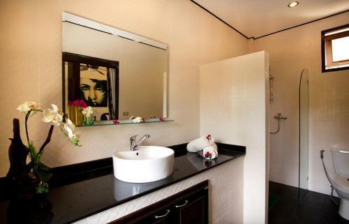 3 Bedroom Seafront Villa With Bay View Koh Phangan