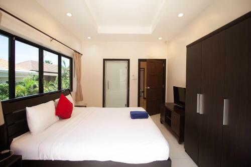 Luxury Pool Villa 4 Br 900m Beach 1.5 Km Downtown