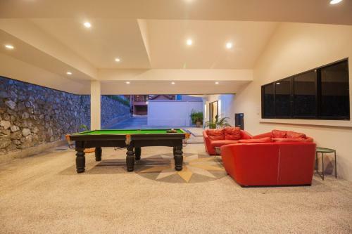Luxury Pool Villa 4 Br 900m Beach 1.5 Km Downtown