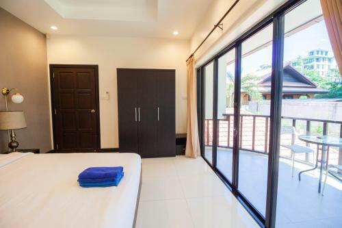 Luxury Pool Villa 4 Br 900m Beach 1.5 Km Downtown