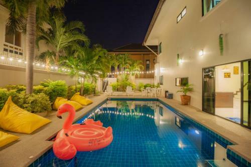 Luxury Pool Villa 4 Br 900m Beach 1.5 Km Downtown