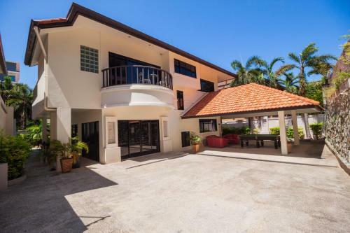 Luxury Pool Villa 4 Br 900m Beach 1.5 Km Downtown