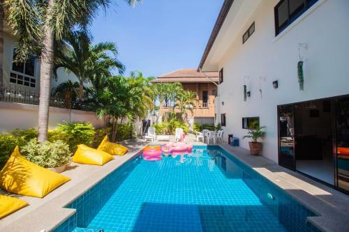 Luxury Pool Villa 4 Br 900m Beach 1.5 Km Downtown