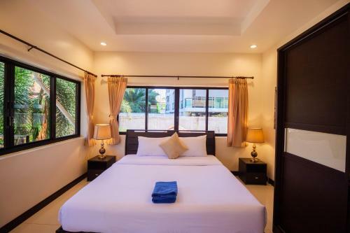 Luxury Pool Villa 4 Br 900m Beach 1.5 Km Downtown
