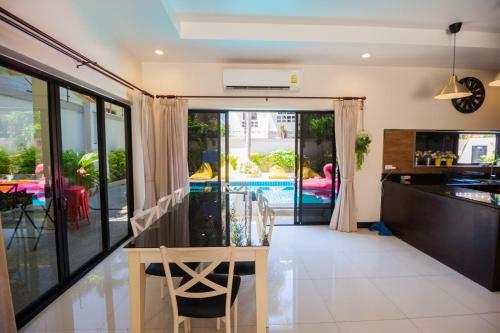 Luxury Pool Villa 4 Br 900m Beach 1.5 Km Downtown