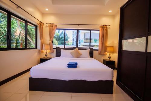 Luxury Pool Villa 4 Br 900m Beach 1.5 Km Downtown