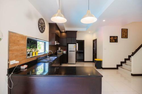 Luxury Pool Villa 4 Br 900m Beach 1.5 Km Downtown