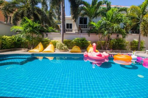 Luxury Pool Villa 4 Br 900m Beach 1.5 Km Downtown