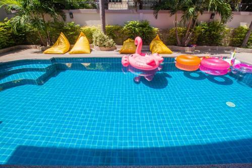 Luxury Pool Villa 4 Br 900m Beach 1.5 Km Downtown