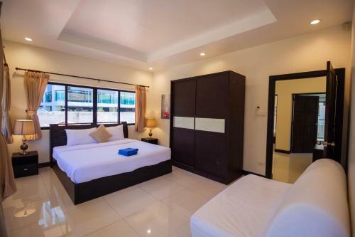Luxury Pool Villa 4 Br 900m Beach 1.5 Km Downtown