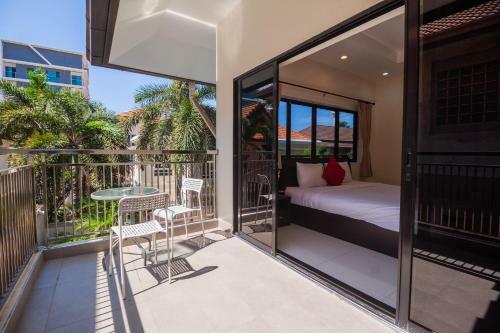 Luxury Pool Villa 4 Br 900m Beach 1.5 Km Downtown